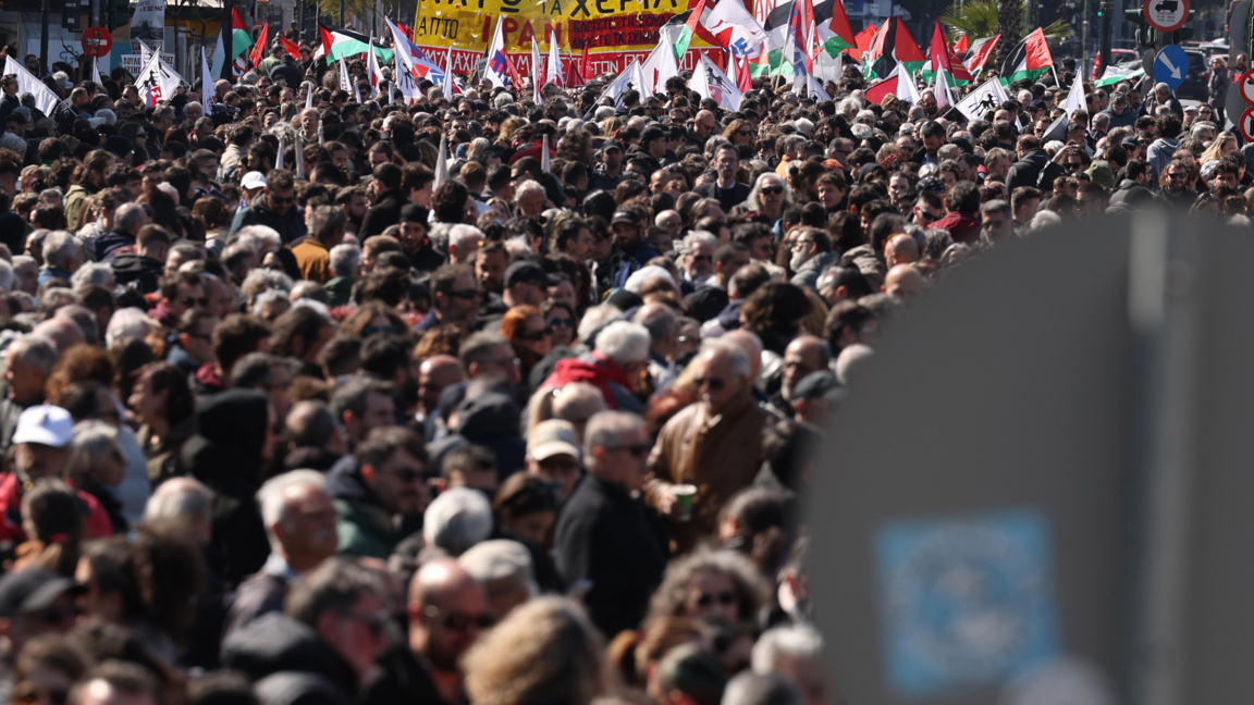 Протестен митинг срещу нападението на САЩ и Израел срещу Иран, пред посолството на САЩ в Атина, 1 март 2026 г.