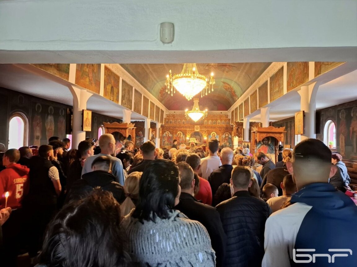 Стотици миряни минаха под Плащаницата в храм "Св. Архангел Михаил" в Еленово