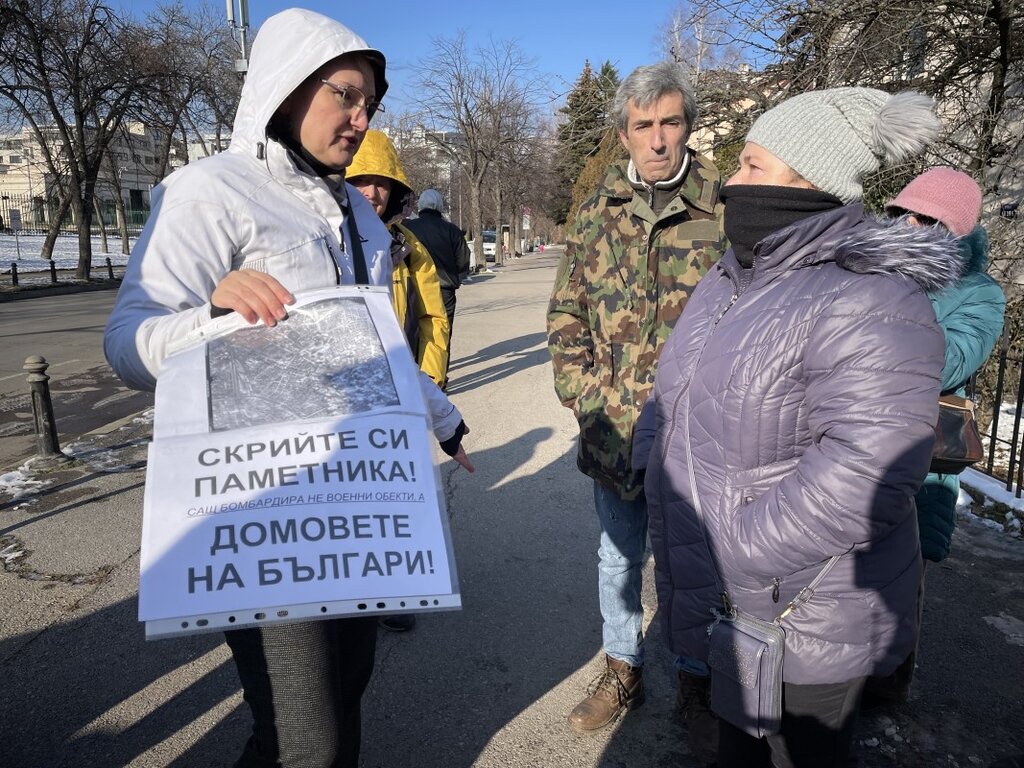 Протестиращи настояха паметникът на американските летци в София да бъде преместен