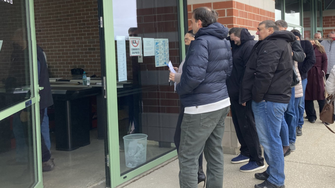 Българи чакат, за да гласуват, пред секция в Чикаго