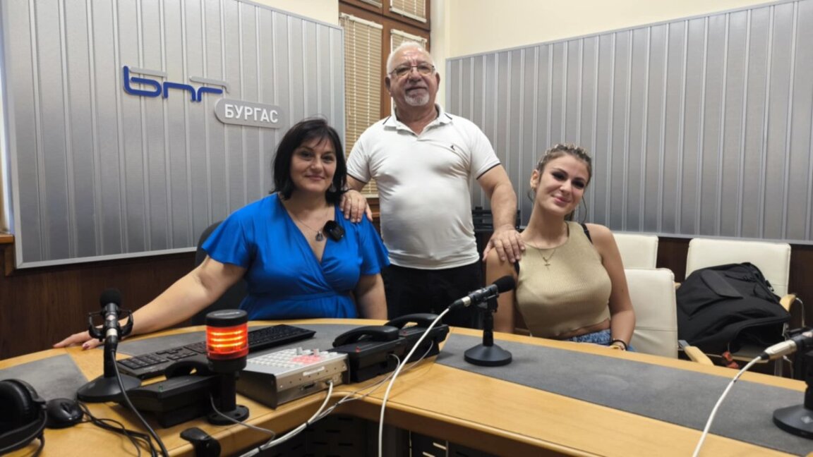 Нешко Нешев и младата певица Димана Стоилова в студиото на БНР Бургас