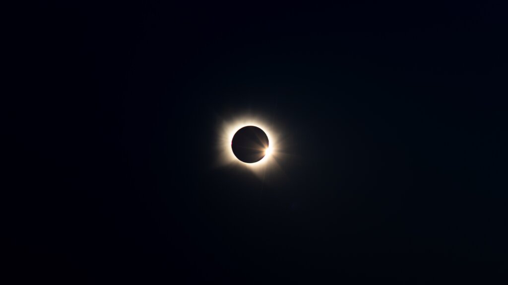 Anillo de diamante del sol, segundos antes de la fase total del eclipse
