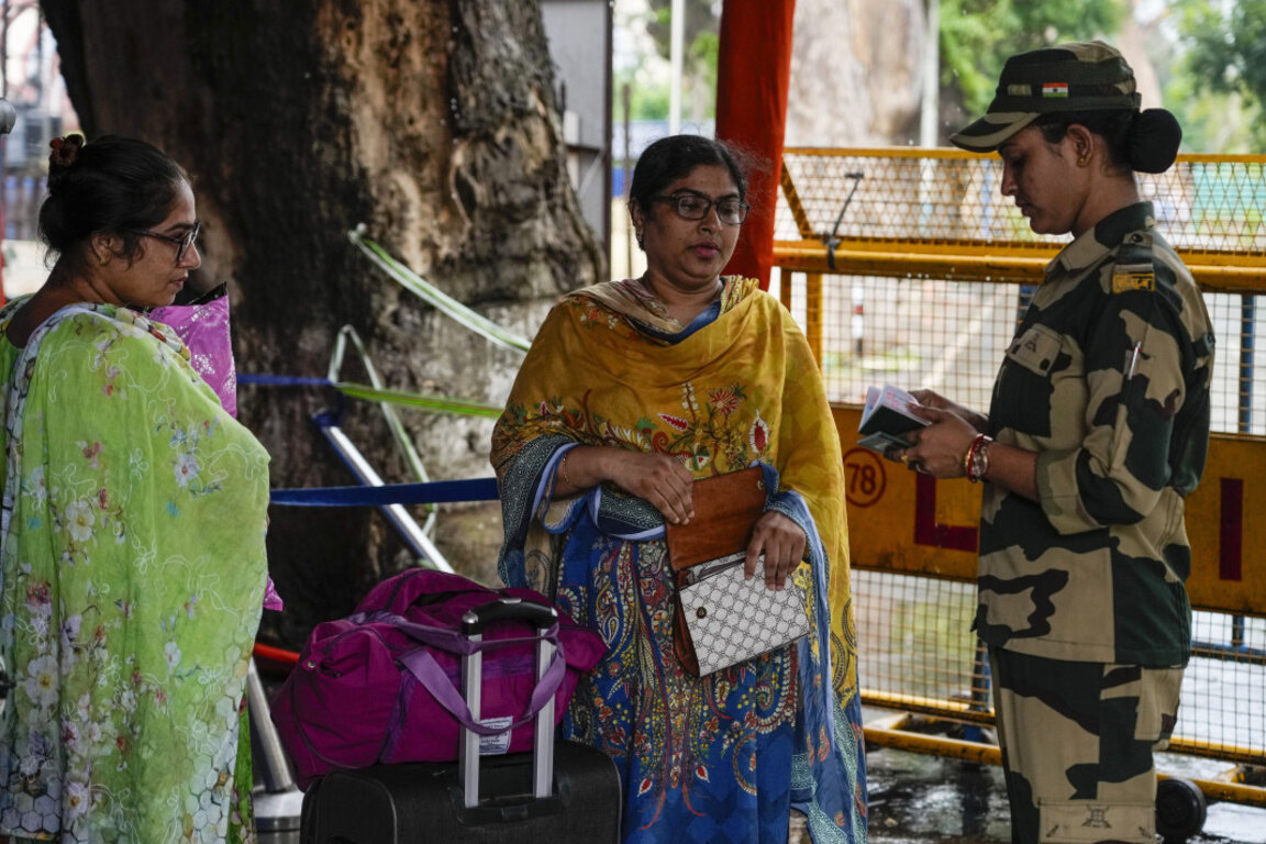 Паспортна проверка на жени от Бангладеш, които искат да влязат в Индия, архив.