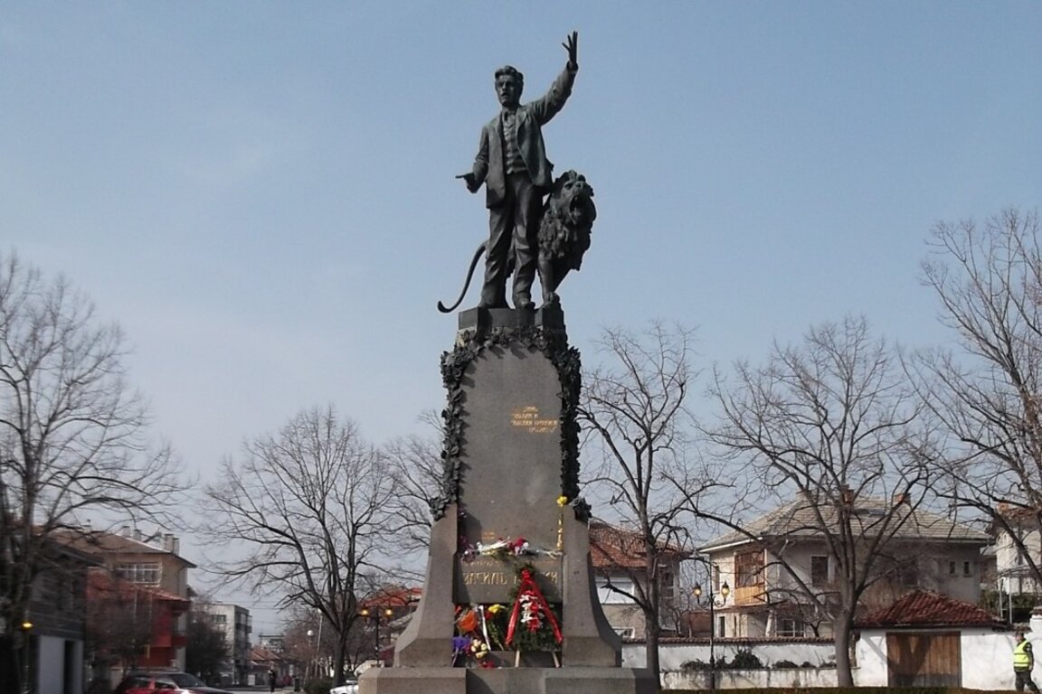 Паметникът на Васил Левски в Карлово.