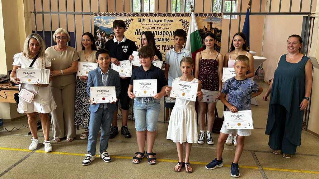 Пламена Неделчева (вдясно) с наградени участници