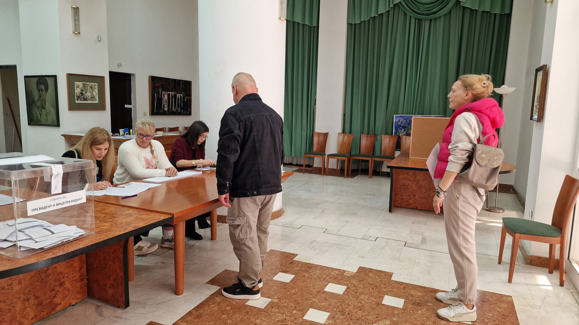 Voting at the polling station in the Bulgarian Embassy in Skopje