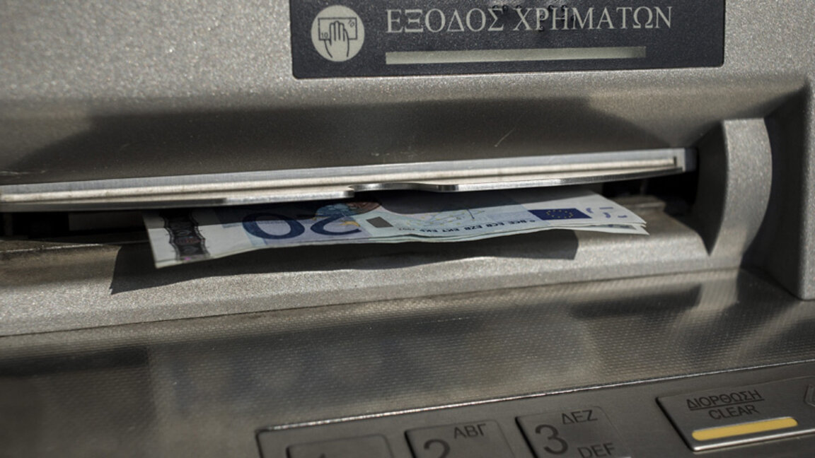 Гръцки синдикати: Младите хора напускат страната заради ниските заплати