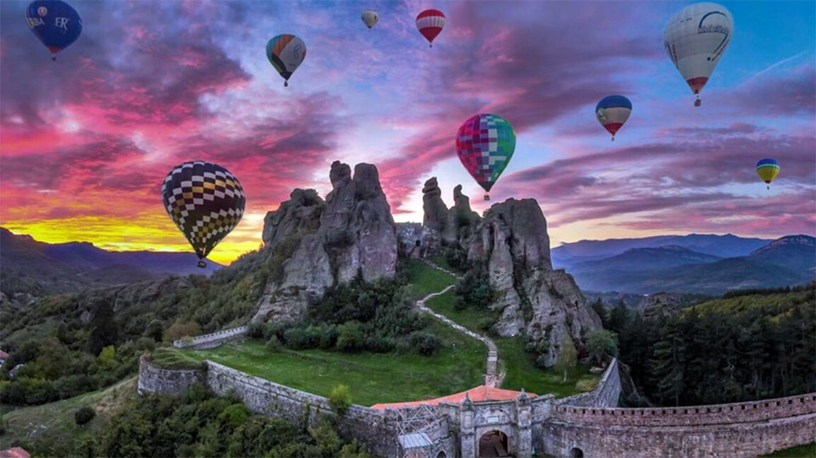 Festivalul baloanelor de aer cald deasupra Belogradcikului din Bulgaria va dura o lună întreagă