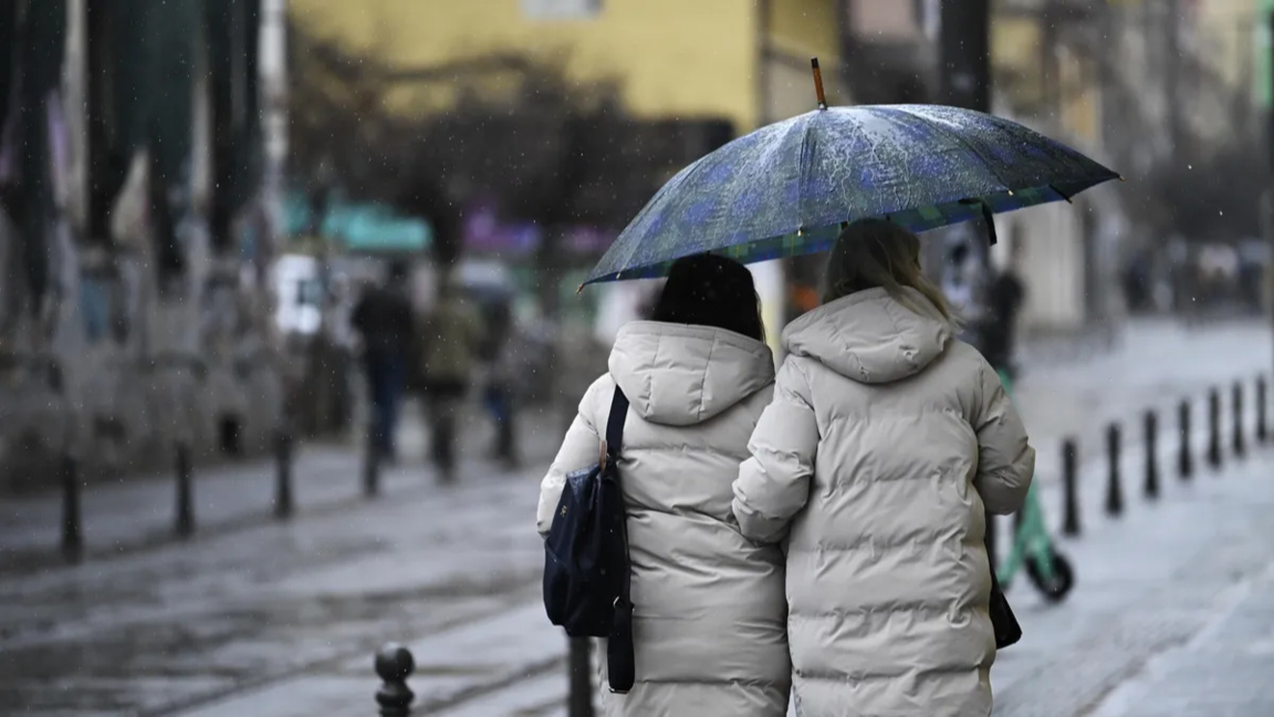 Temperaturile scad, va fi ploios, iar în munți va ninge