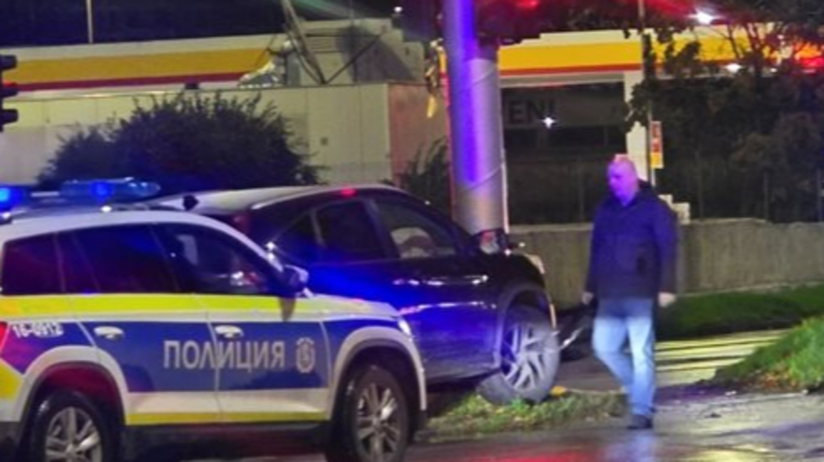Пиян шофьор заби колата си в светофар след гонка с полицията