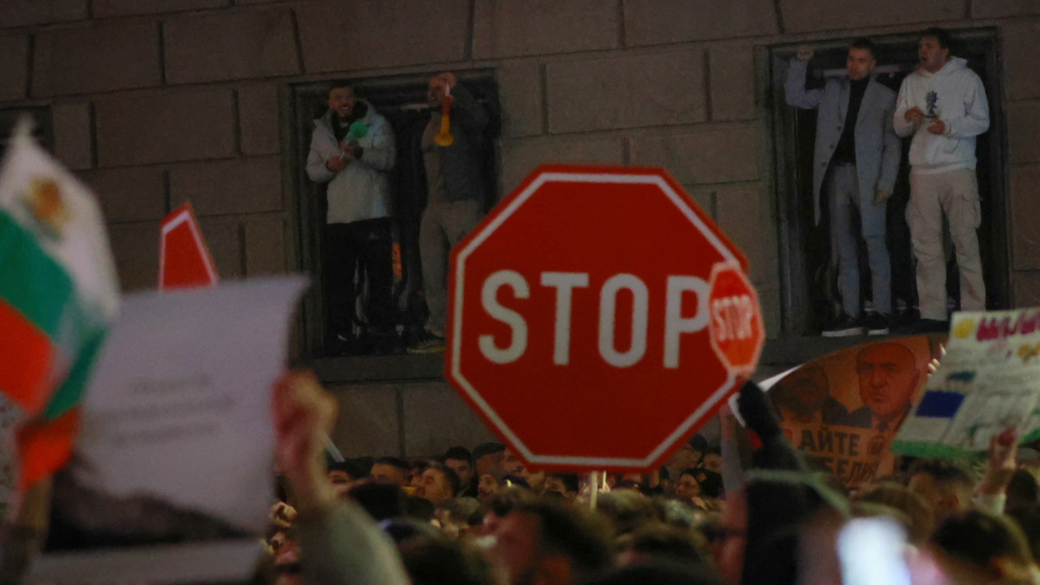 Множество граждани изпълниха "Триъгълника на властта" за протест под наслов "Оставка! Вън Пеевски и Борисов от властта!".