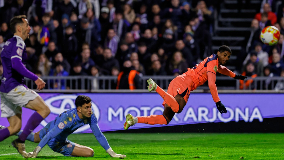 Рашфорд (вдясно) опитва удар към вратата на Гуадалахара.