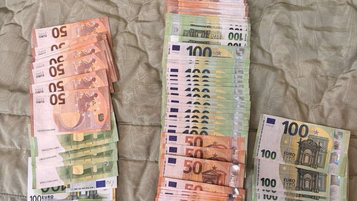 Голяма сума пари и списъци с имена са открити в колата на кандидат-депутат