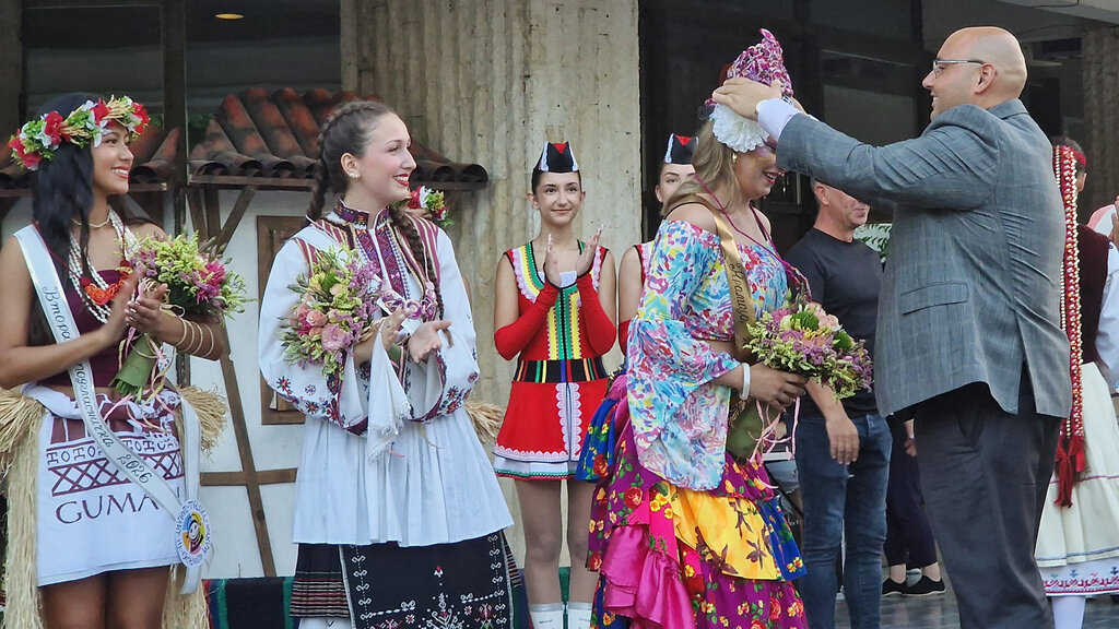 Elif Akbulut,  24. Razgrad Yoğurt Festivali’nin Kraliçesi seçildi