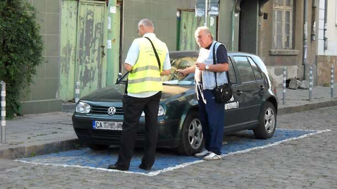 За общо 30 хил. паркоместа в София, 28 хил. ползват карти за преференциално паркиране
