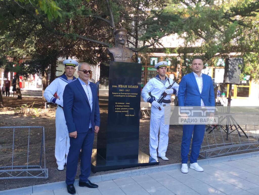 Във Варна поставиха бюст-паметник на генерал Иван Колев - бащата на българската конница
