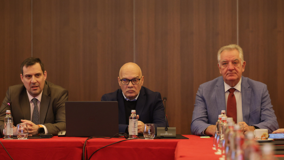 Дискусия за нерегистрираното гориво в България, организирана от Българската петролна и газова асоциация. На снимката: Светослав Бенчев, Тихомир Безлов, Андрей Делчев