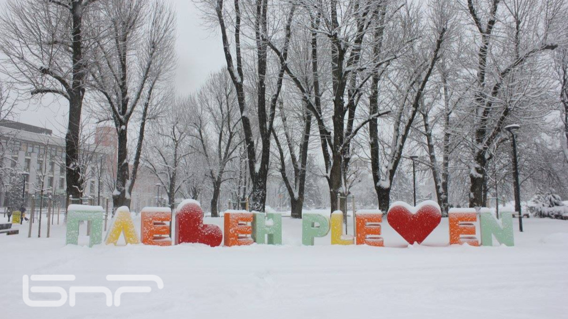 56 машини почистват снега по пътищата в област Плевен