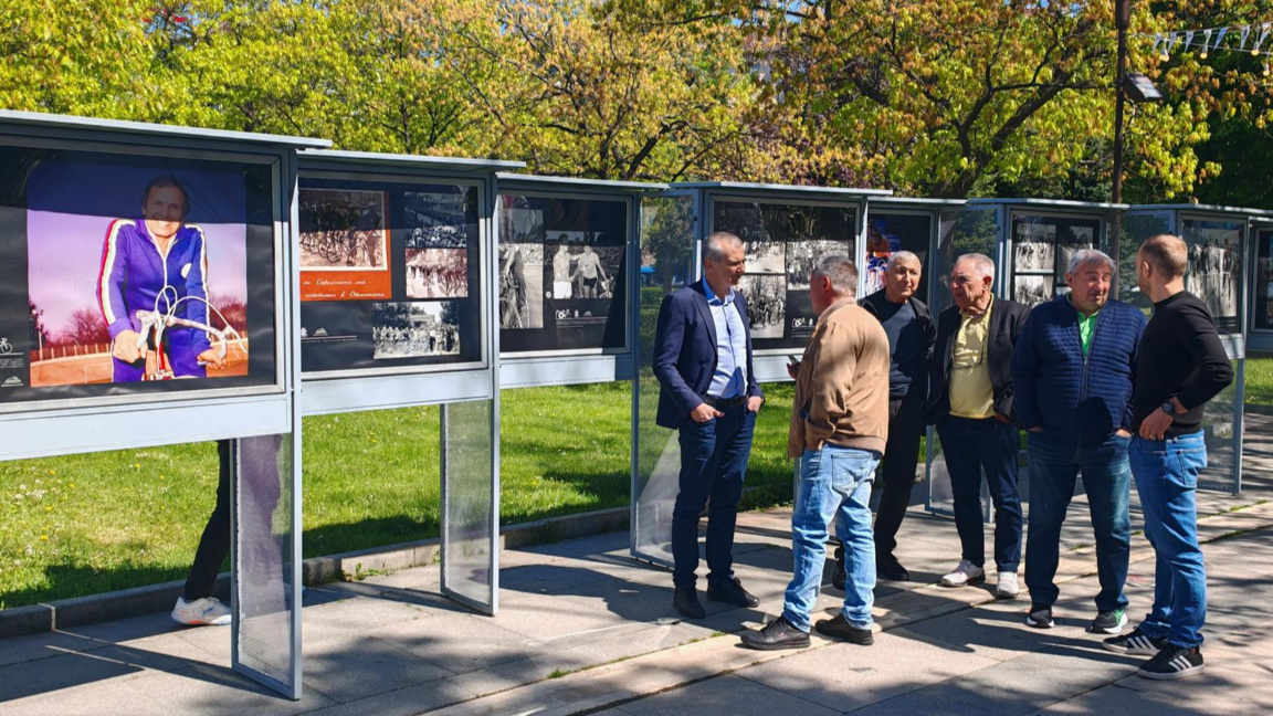 Министър Илиев бе на откриването на изложбата.