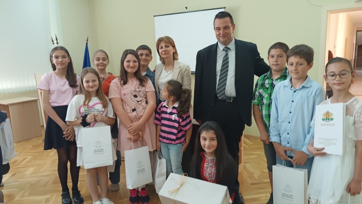 Изявени ученици с награди от областния управител