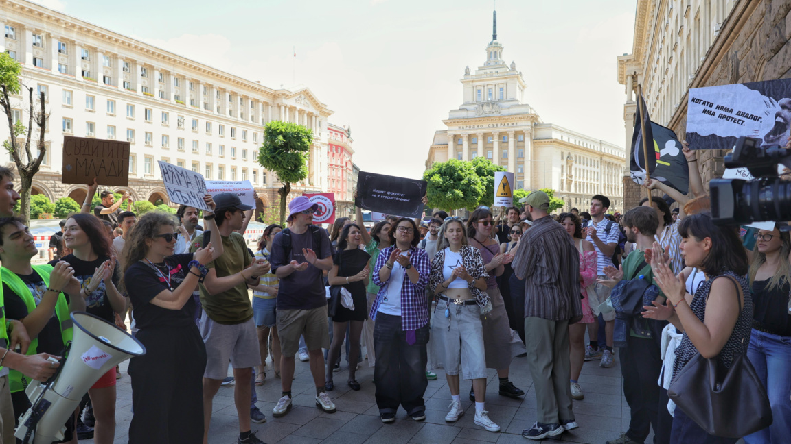 Студентите от НАТФИЗ излизат на протестно шествие