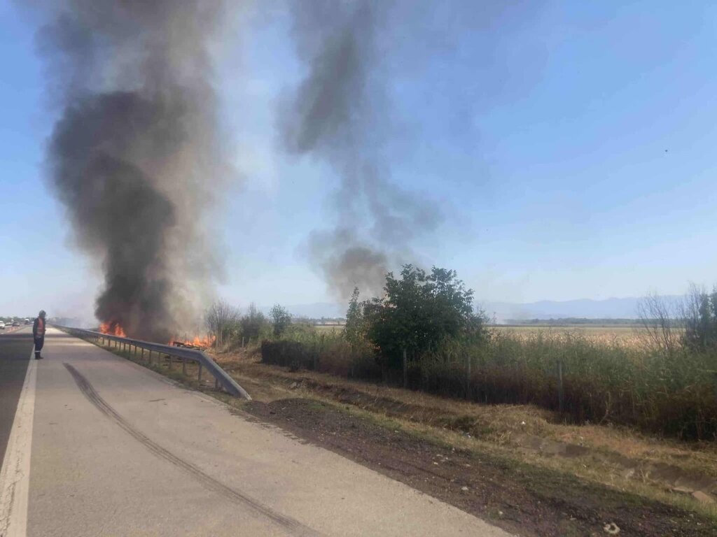Опасно се разгоря пожарът по АМ "Тракия" край Пазарджик