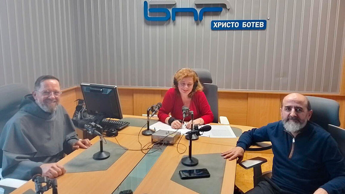 Архимандрит Ярослав Барткиевич (вдясно), Ана-Мария Кръстева и д-р Сефер Хасанов