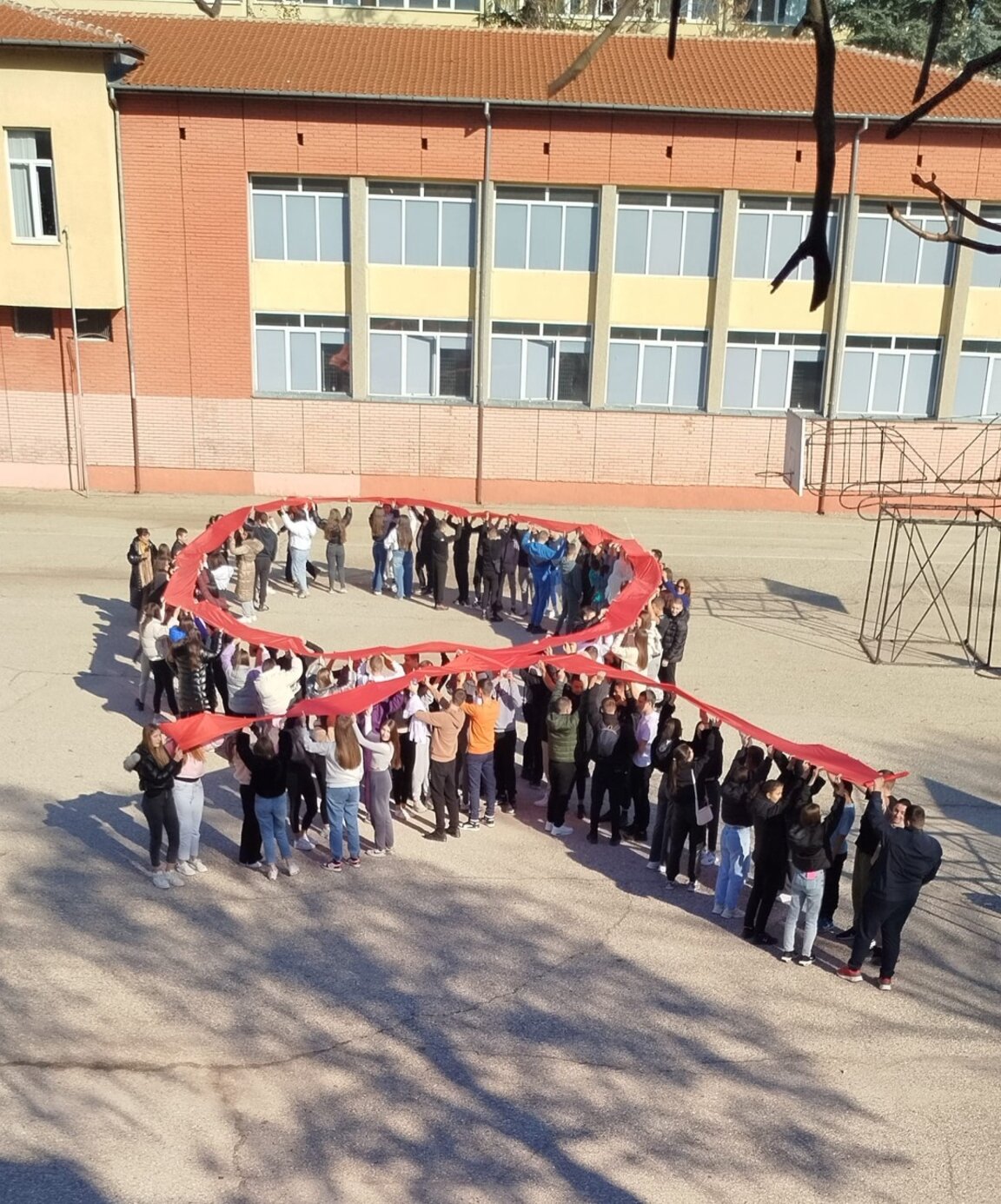 121-метрова червена панделка разпънаха в петричко училище