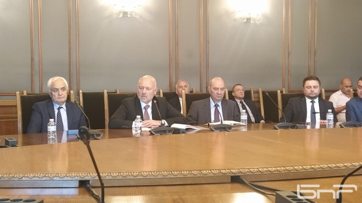 Тодор Тагарев (втори отляво) на заседанието на Комисията по отбрана на Народното събрание -  13 септември 2023 г..