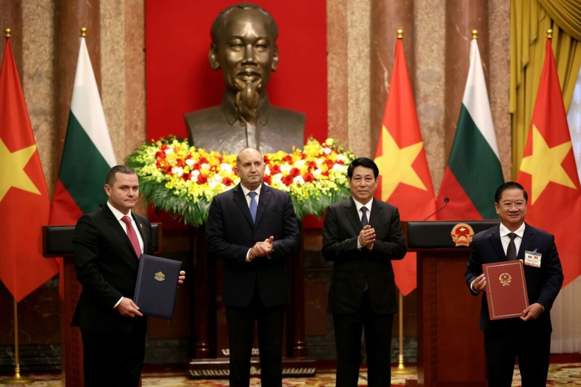 Президентът на България Румен Радев (втори вляво) и президентът на Виетнам Лъонг Къонг (втори вдясно) и кметът на Русе Пенчо Милков (крайният вляво) - Ханой, 26 ноември 2024