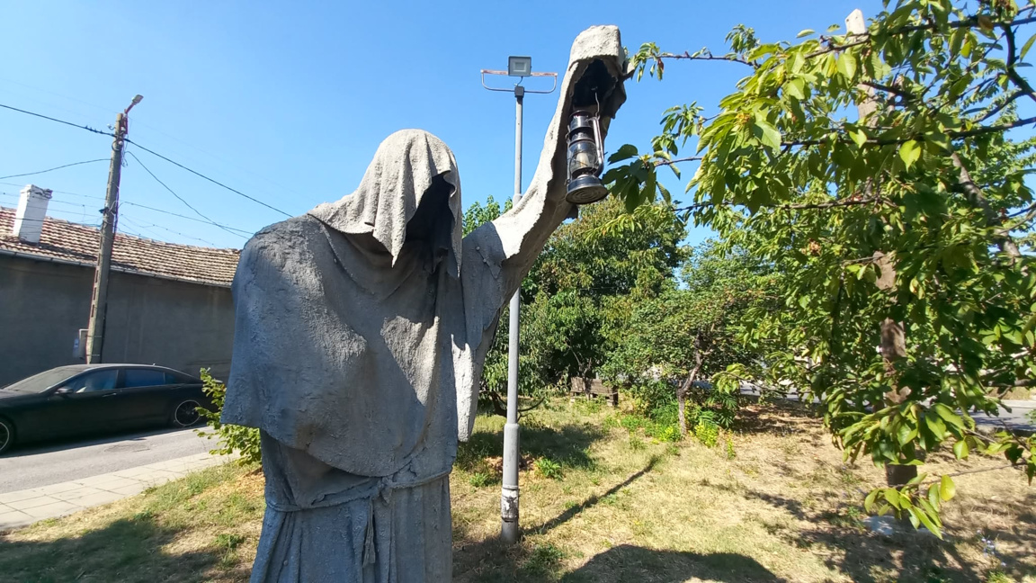 Улична лампа, която събира хората