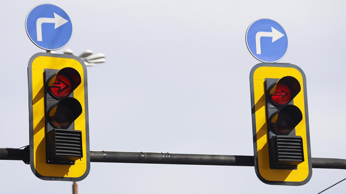 Абсурдно, но факт: В София спускат "щори" пред светофари