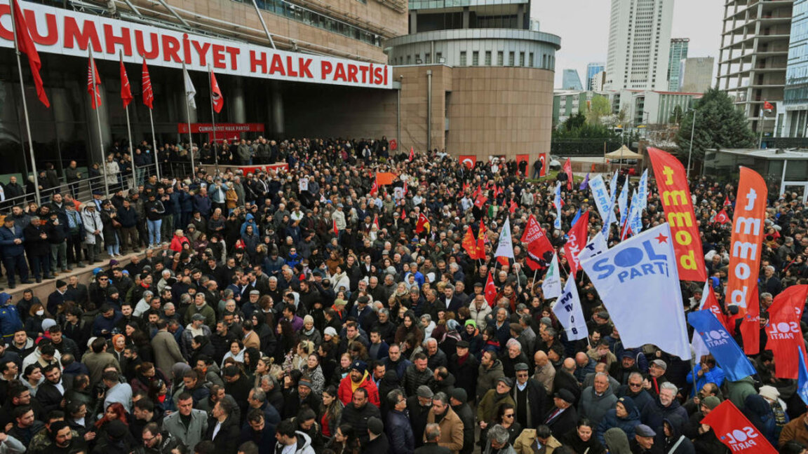 Протести и 300 ареста след ареста на Имамоглу