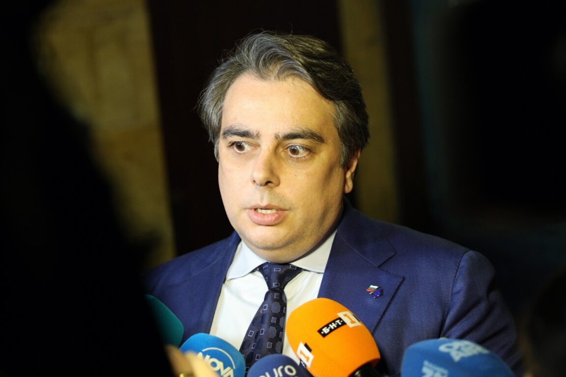Министърът на финансите Асен Василев направи изявление преди влизане на заседание на ПГ на ПП-ДБ - 14 ноември 2023 г.