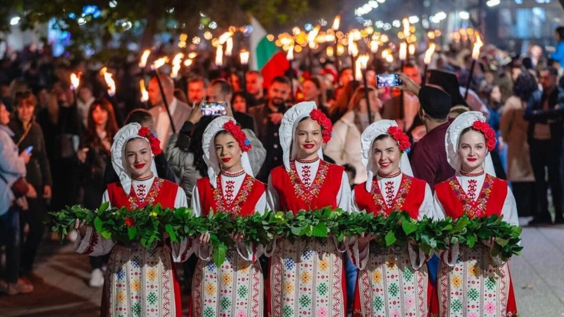 Факелно шествие във Враца в навечерието на Деня на будителите