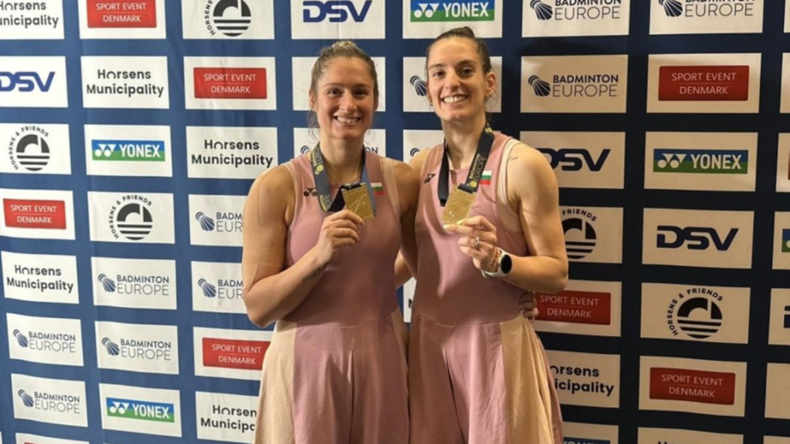 Габриела (вляво) и Стефани Стоеви със златните медали от ЕП.