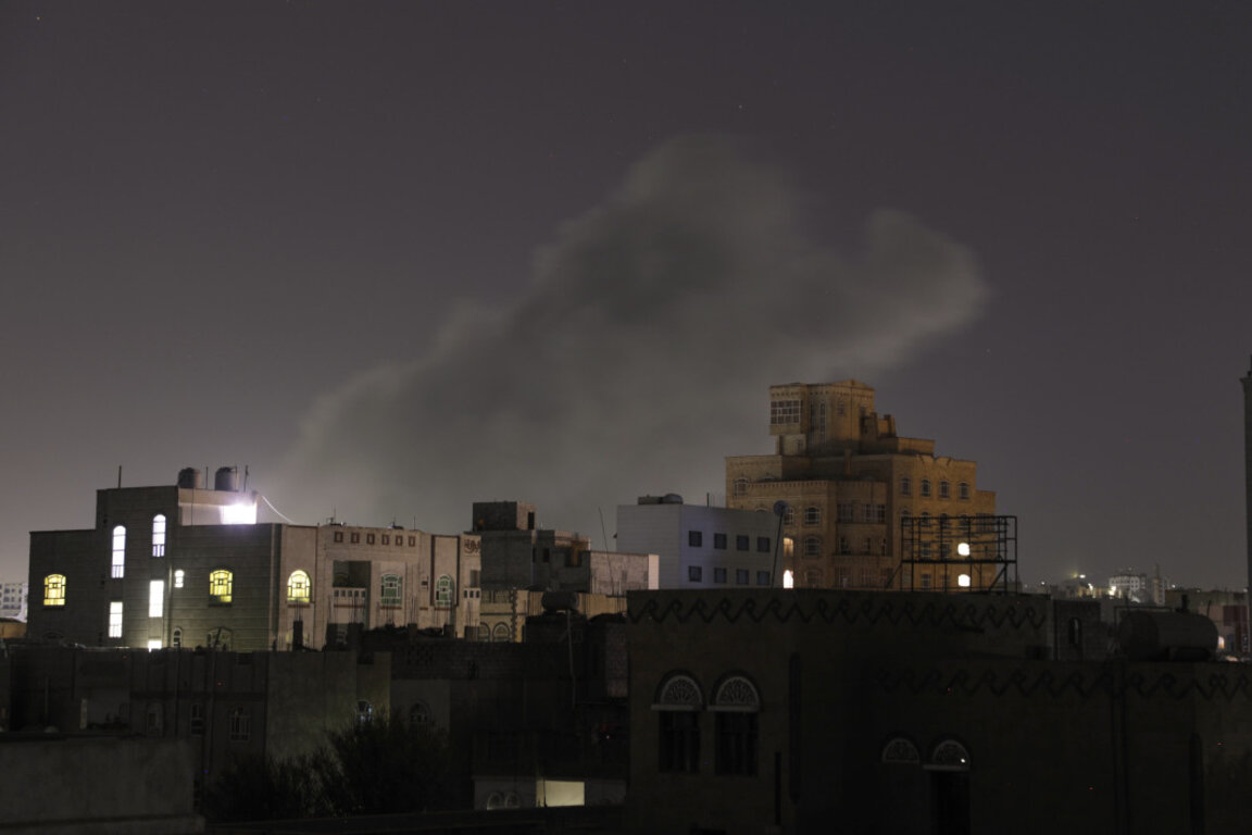 Израел атакува три пристанища и други цели в Йемен