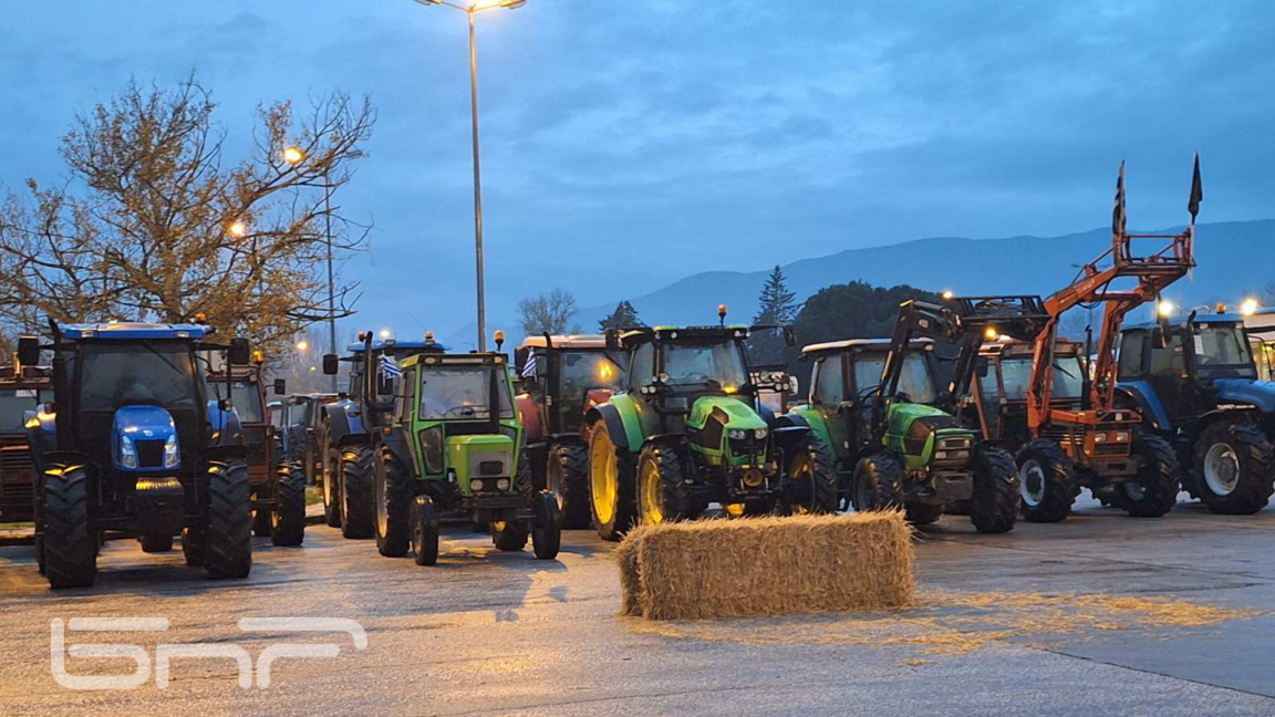 Трактори са разположени в района на граничния пункт