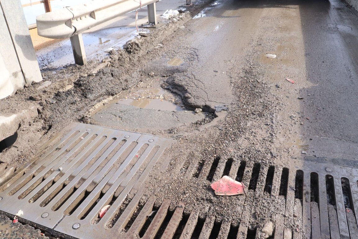 Пълнят дупките на Дунав мост