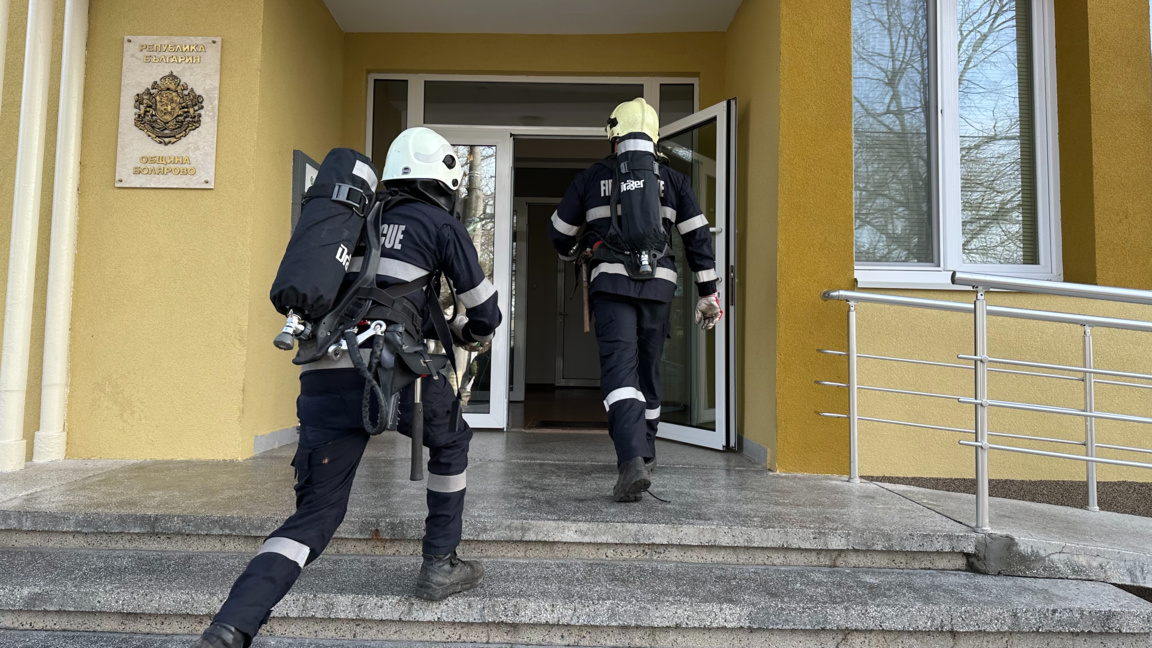 В Болярово "горя" общинската сграда