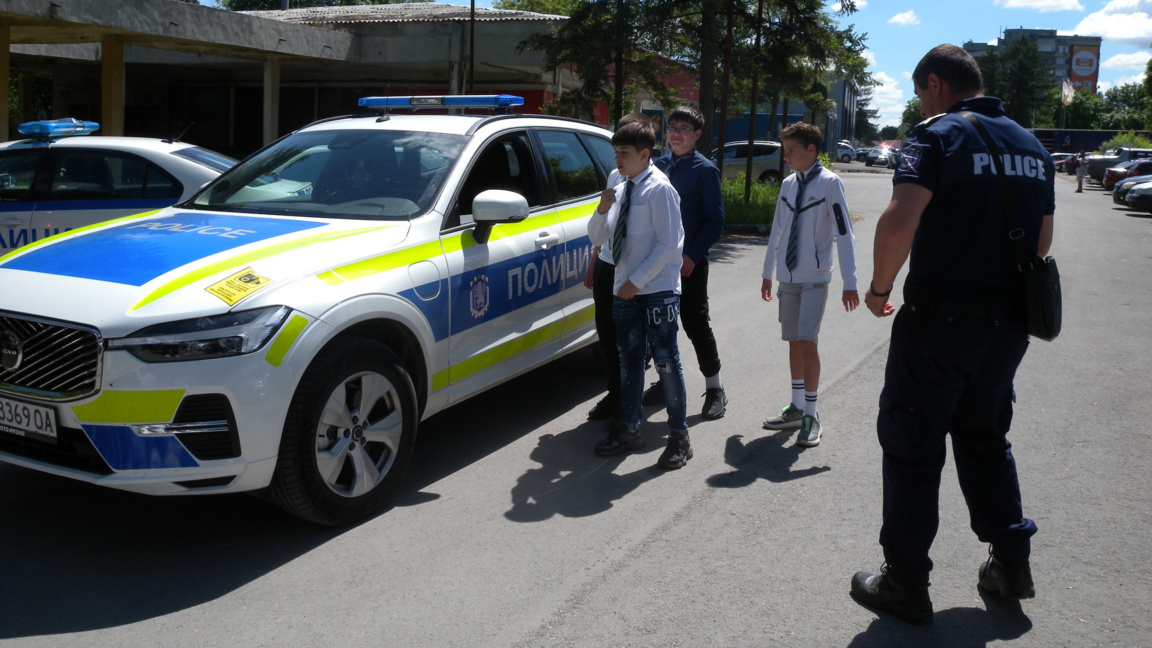 Малки полицаи в действие...