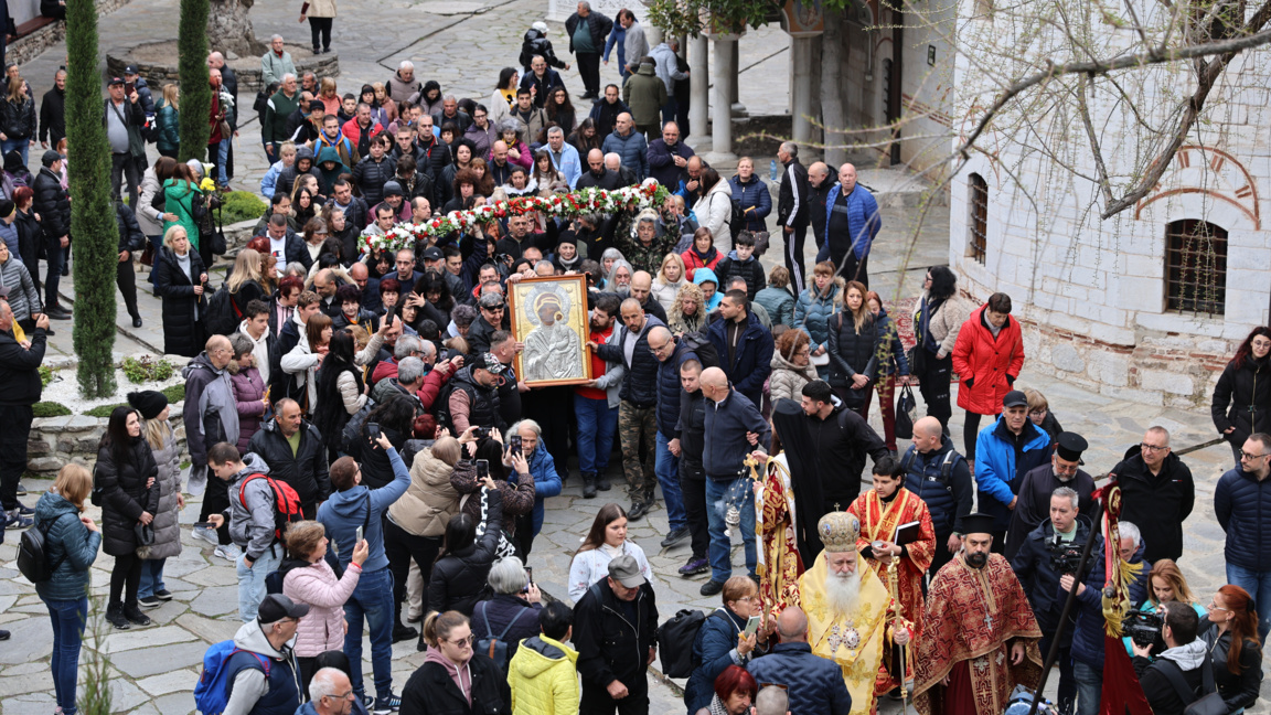 Litanei mit Marienikone startet vom Klos...