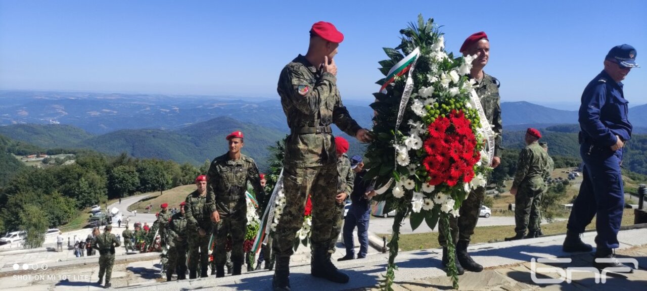 С военни почести и поднасяне на венци отбелязаха 148-мата годишнина от Шипченската епопея