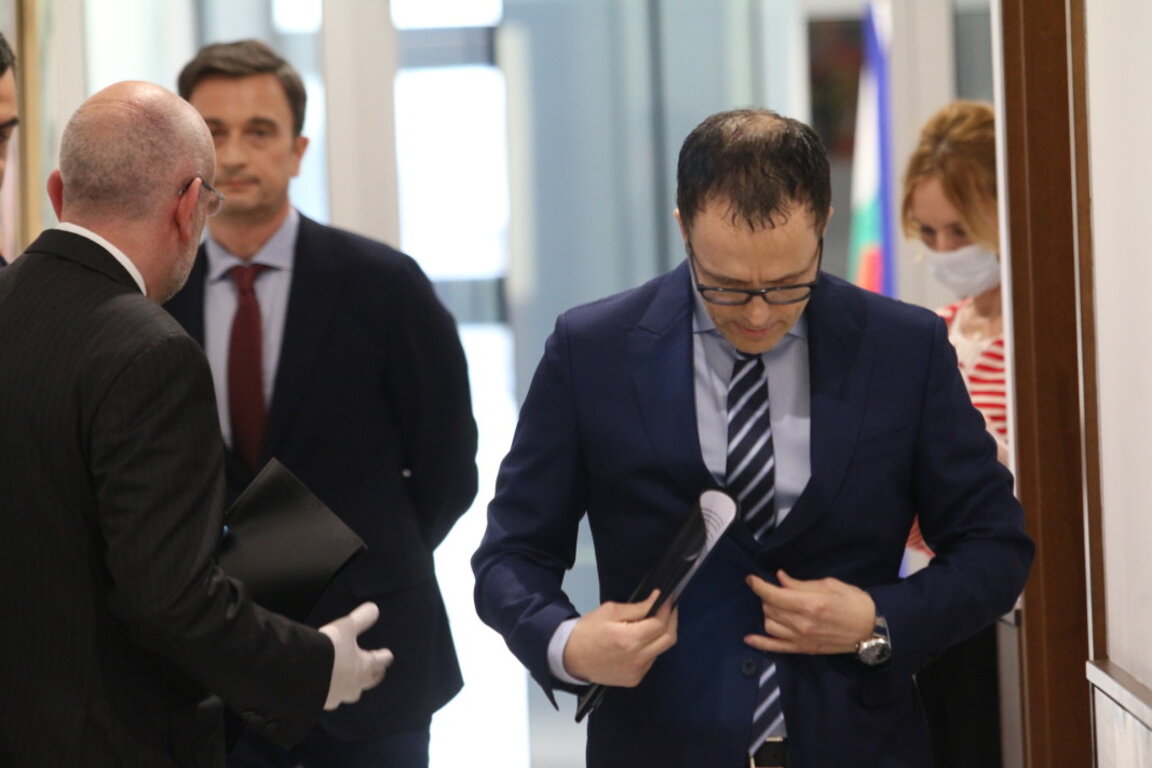 Стоян Мавродиев след брифинг сградата на Българската банка за развитие, архив, април 2024 г.