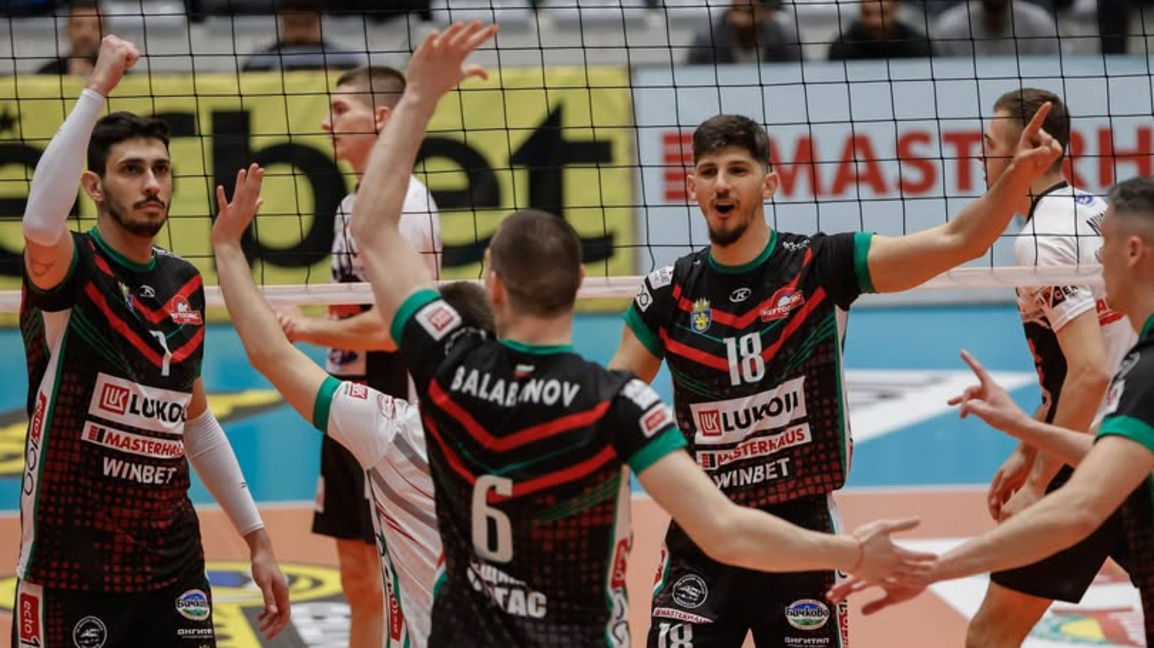 "Нефтохимик" е на финал 