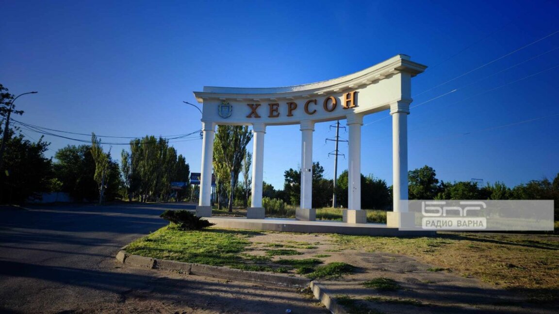 Празни улици и разрушени надежди: Какво остана след окупацията на Херсон (снимки и видео)