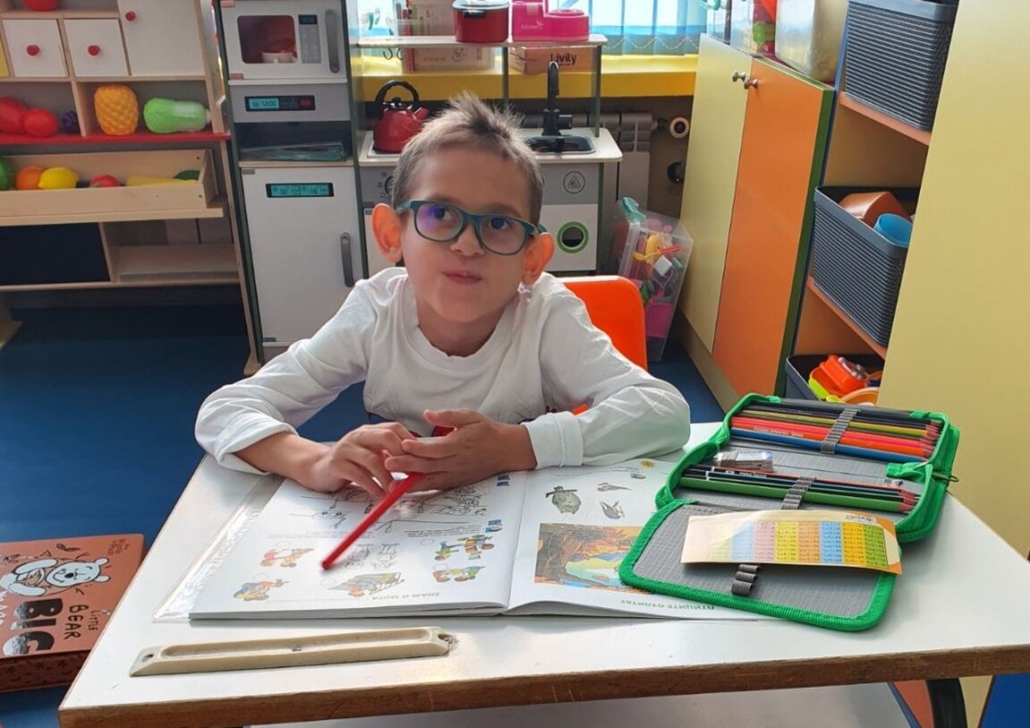 Борис е лъчезарно и усмихнато дете, дори и в най-трудните моменти. Въпреки че не може да говори добре, той има много приятели.