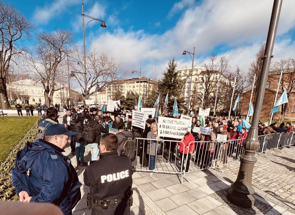 Протест на свещеници пред Синодалната палата в София