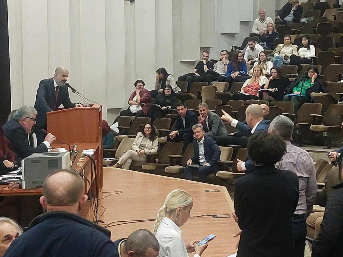 Жители на квартал "Чайка" се обявиха против въвеждането на "Зелената зона" на сесията на ОбС-Варна