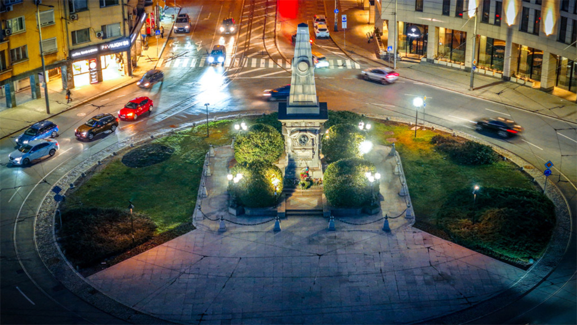 Монтираха художествено осветление около паметника на Апостола